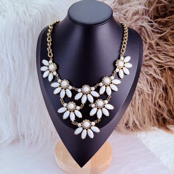 Vintage goldtone white statement bib necklace - Picture 3 of 6